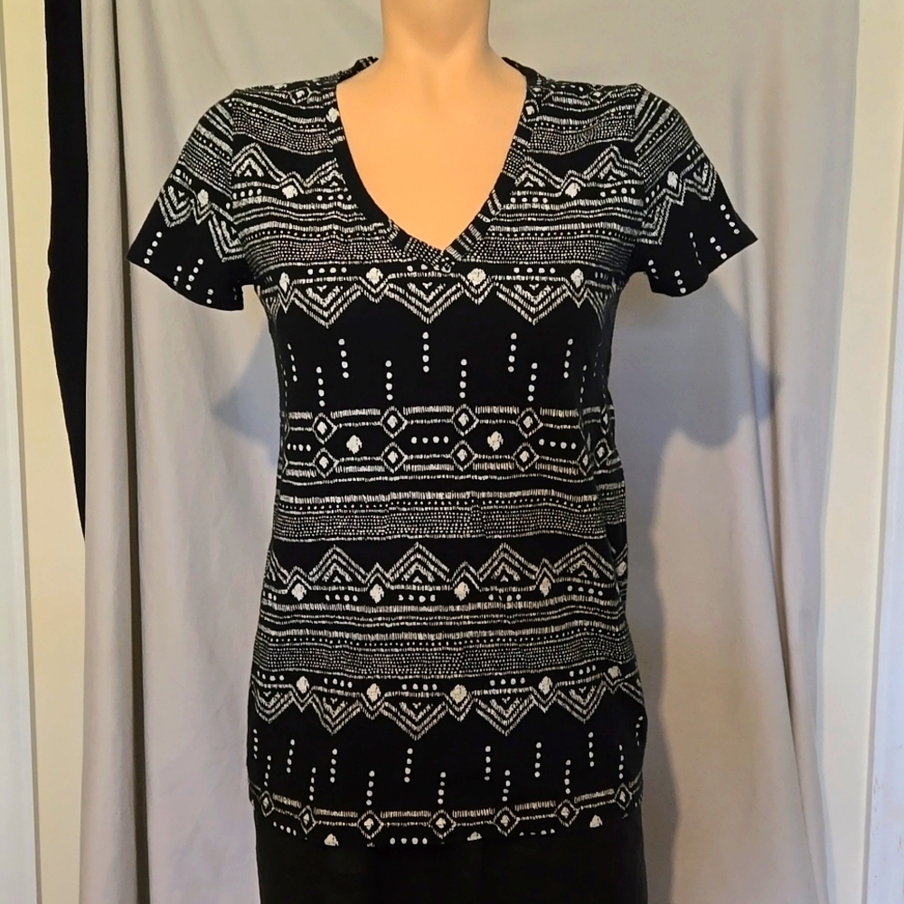 Merona black and white abstract v neckline tee shirt